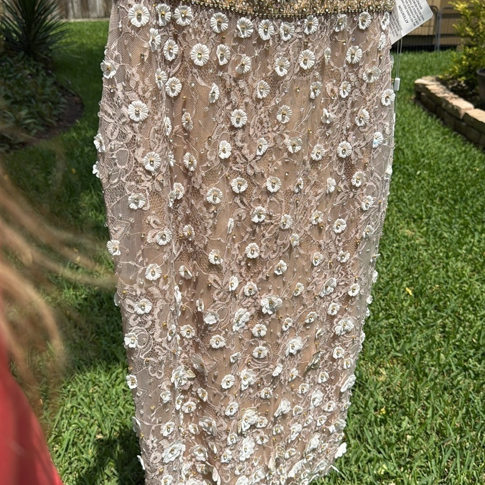 See Clip 😍New ▶️ Mac Duggal ◀️ Floral Applique Sleeveless Midi Dress Ivory Nude - Picture 5 of 15